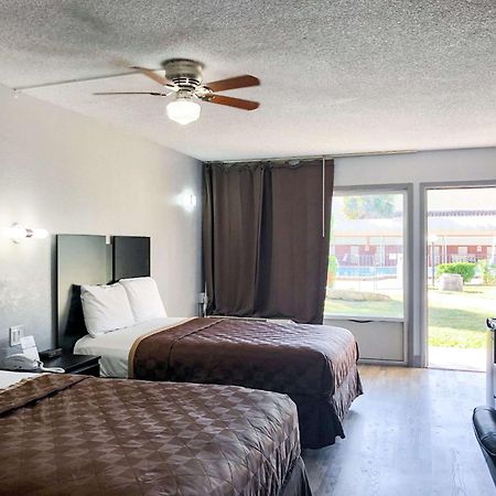 Rodeway Inn Sun City Center Buitenkant foto