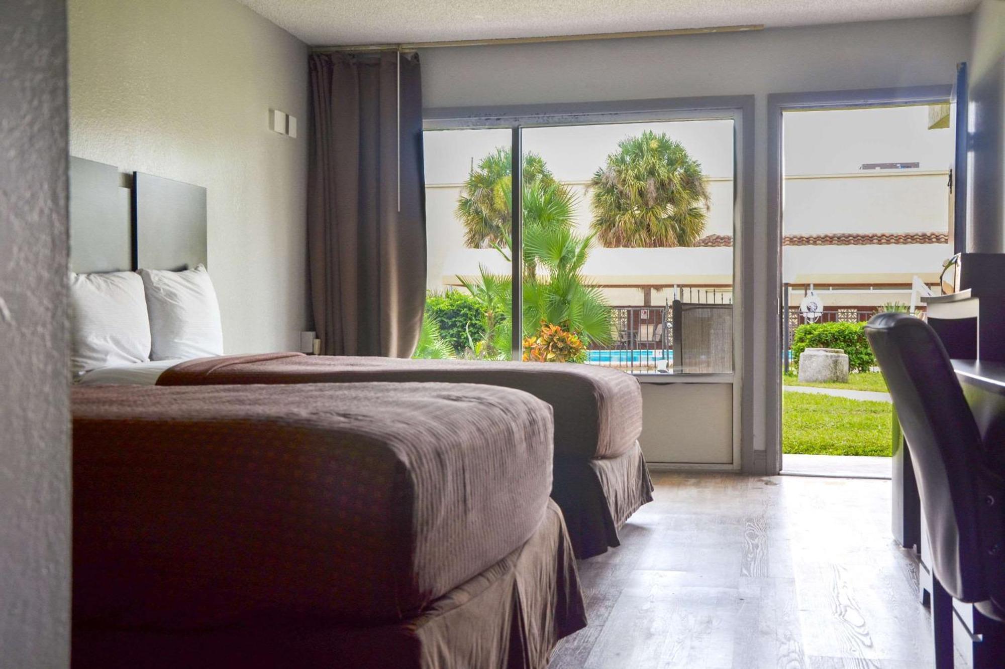 Rodeway Inn Sun City Center Buitenkant foto