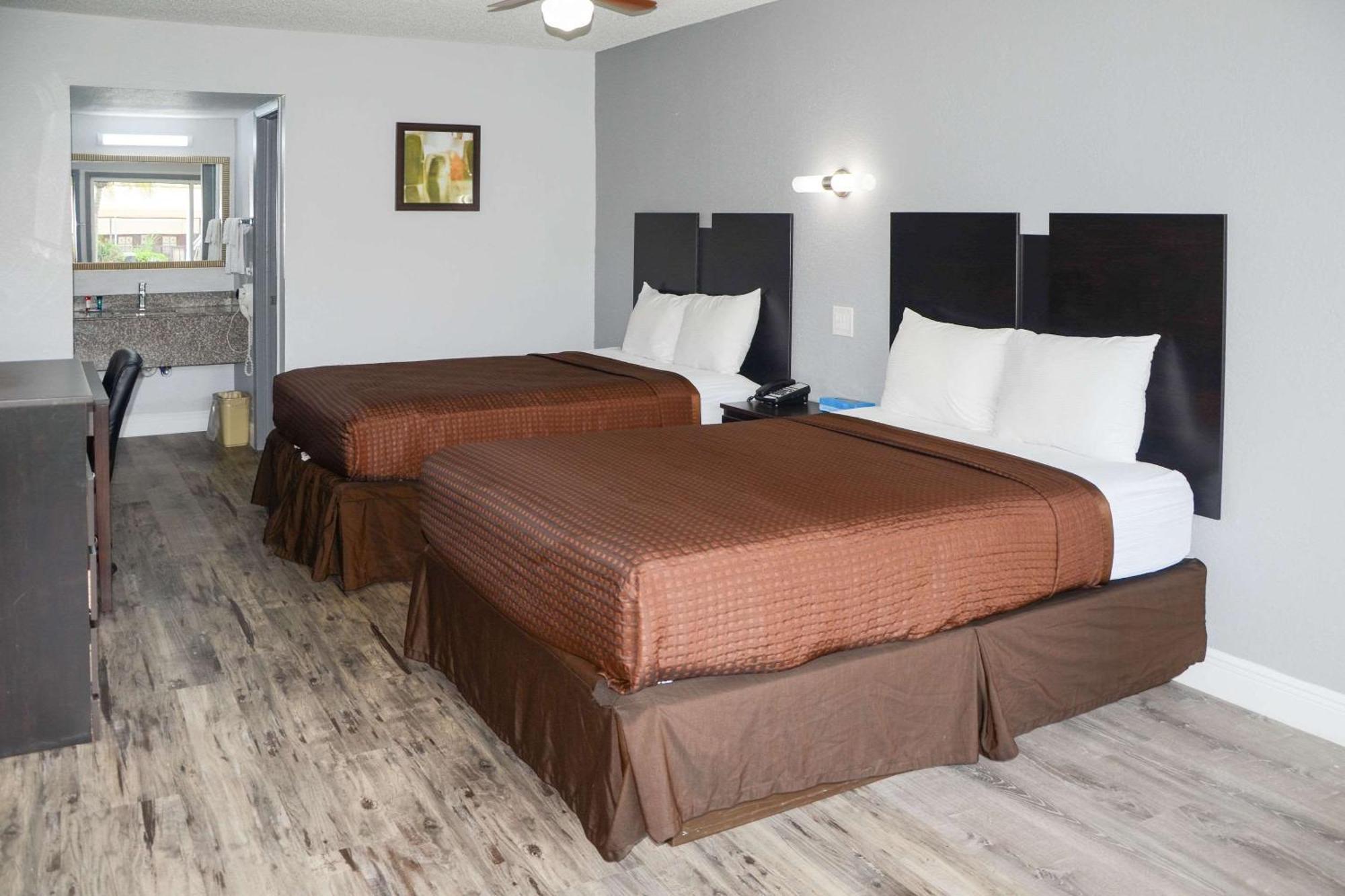 Rodeway Inn Sun City Center Buitenkant foto