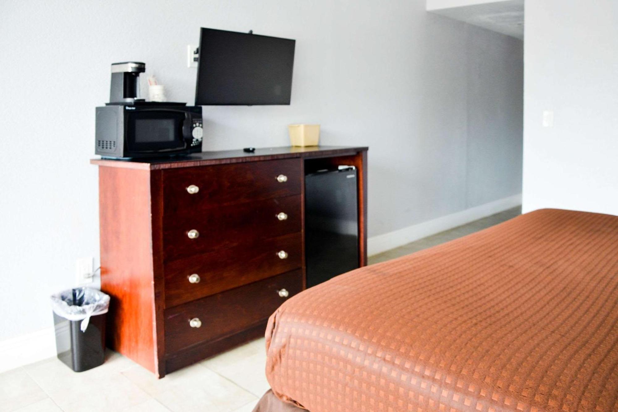 Rodeway Inn Sun City Center Buitenkant foto