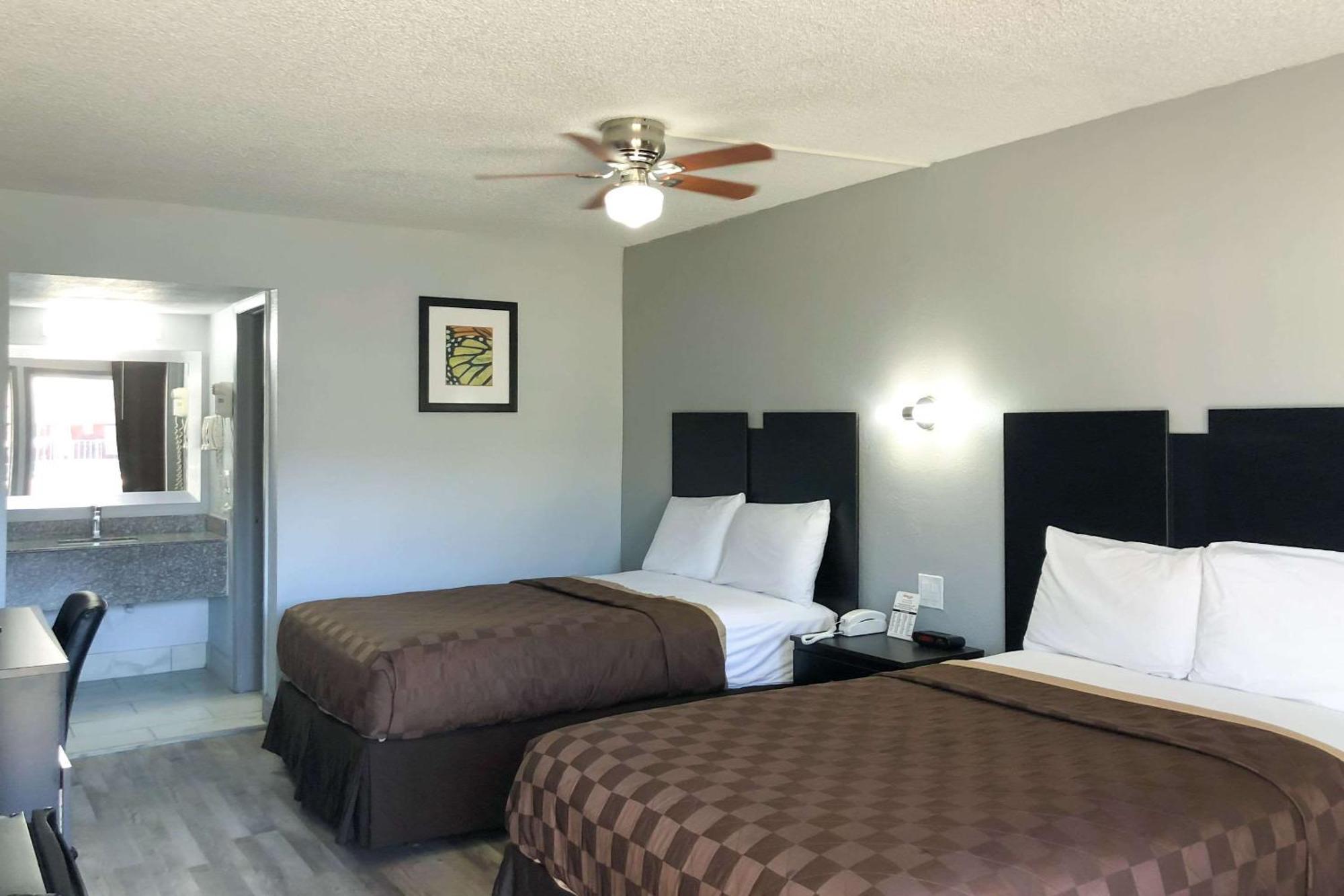 Rodeway Inn Sun City Center Buitenkant foto