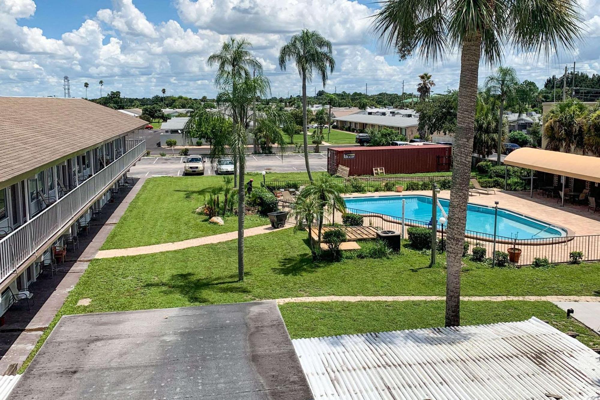 Rodeway Inn Sun City Center Buitenkant foto