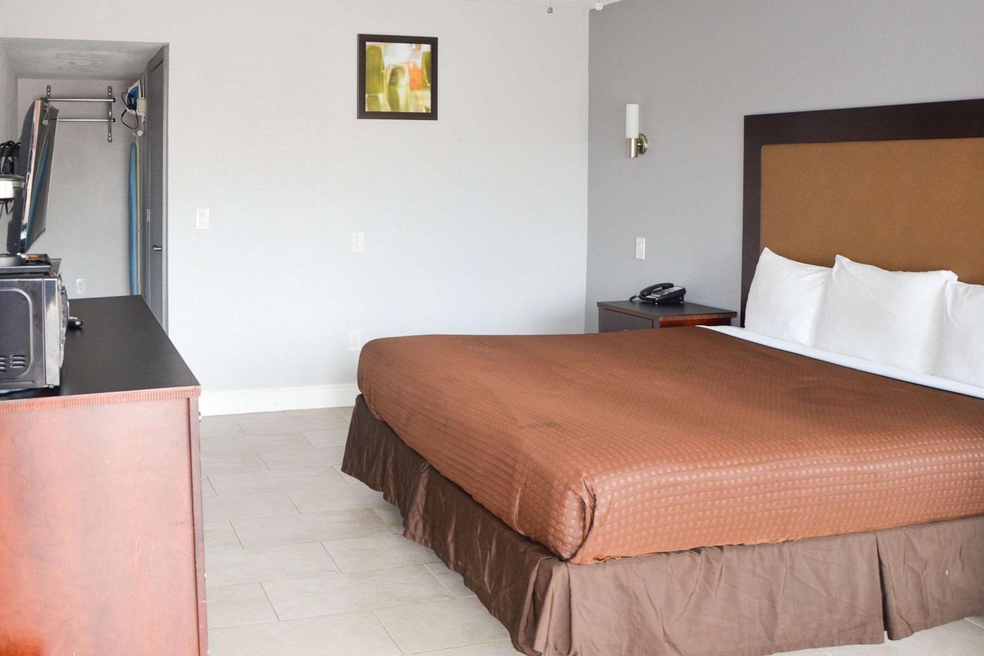 Rodeway Inn Sun City Center Buitenkant foto