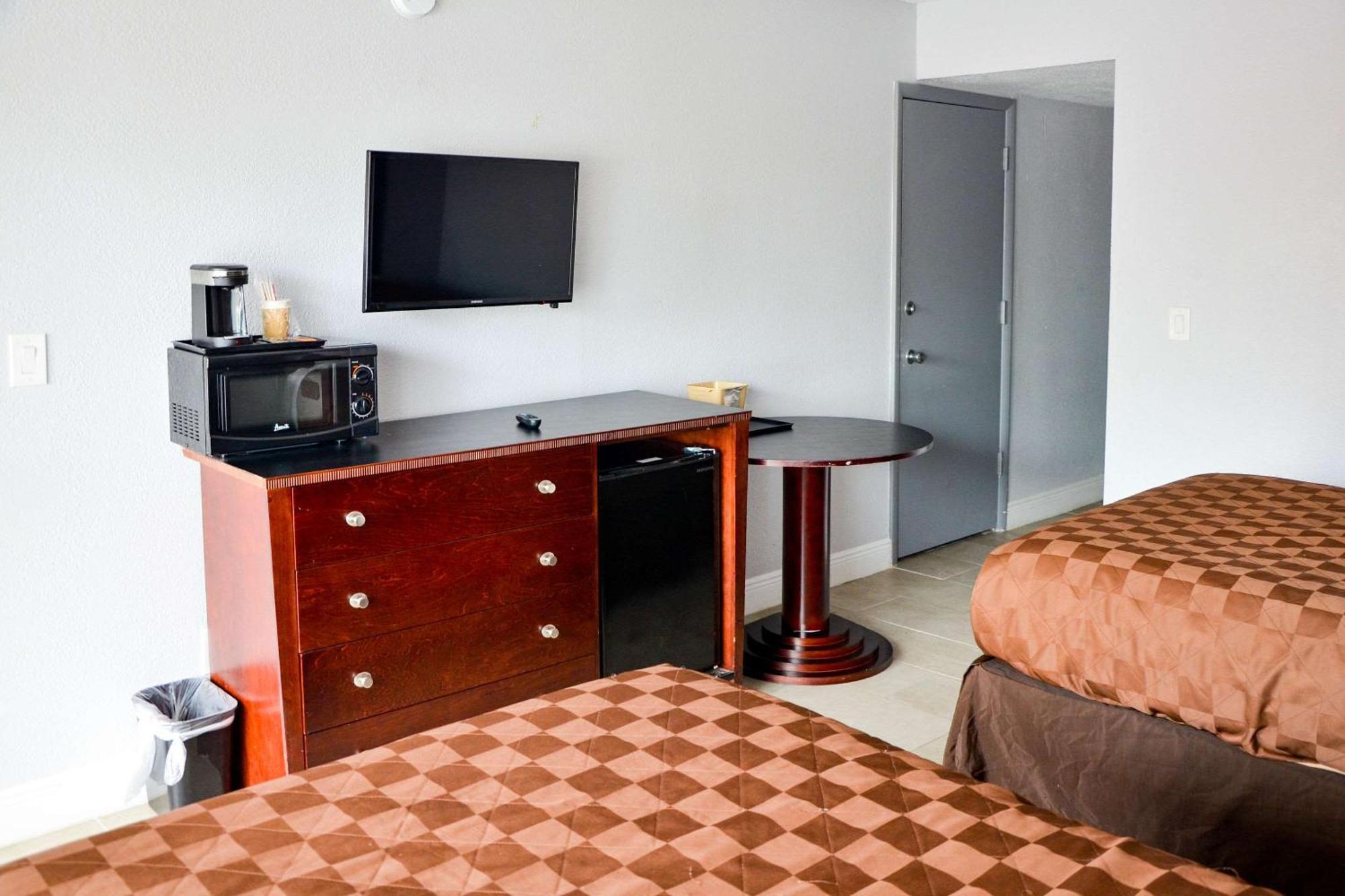 Rodeway Inn Sun City Center Buitenkant foto