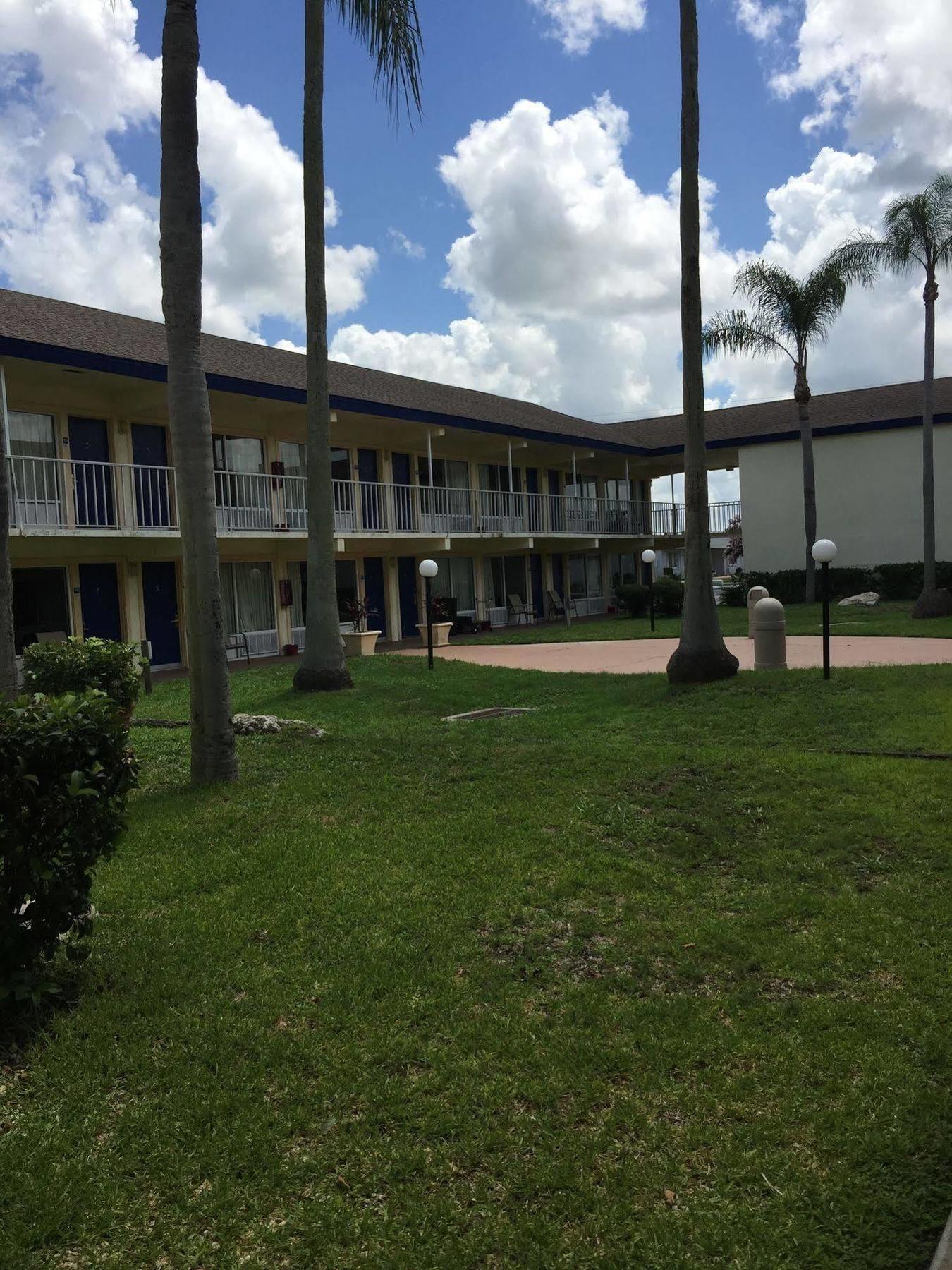 Rodeway Inn Sun City Center Buitenkant foto