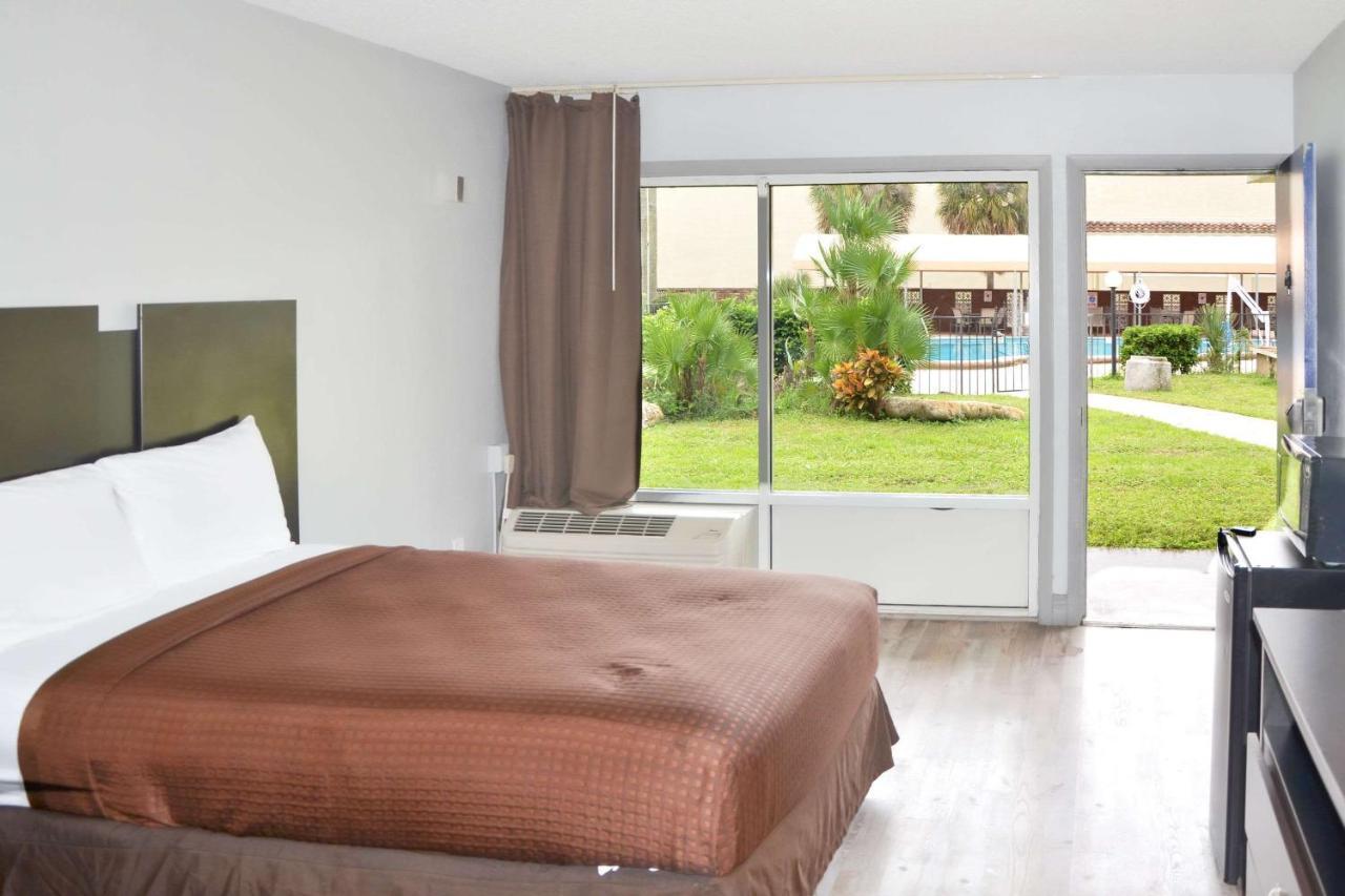 Rodeway Inn Sun City Center Buitenkant foto