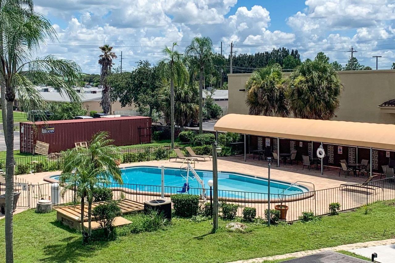 Rodeway Inn Sun City Center Buitenkant foto